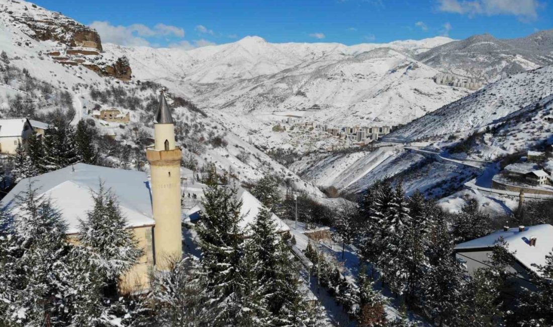 Gümüşhane’nin eski yerleşim yeri olan tarihi Süleymaniye Mahallesi kar yağışının