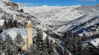 Gümüşhane’nin eski yerleşim yeri olan tarihi Süleymaniye Mahallesi kar yağışının