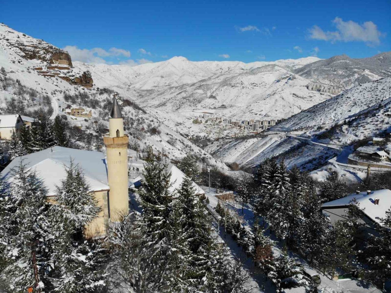Gümüşhane’nin eski yerleşim yeri olan tarihi Süleymaniye Mahallesi kar yağışının