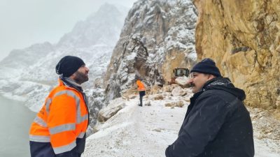 Kemaliye Taş Yolu güzergâhında, kar yağışıyla birlikte etkili olan olumsuz