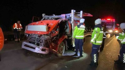 TEM Otoyolu’nun Kocaeli geçişinde tıra arkadan çarpan kamyonetin sürücüsü, hem