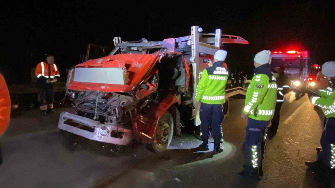 TEM Otoyolu’nun Kocaeli geçişinde tıra arkadan çarpan kamyonetin sürücüsü, hem