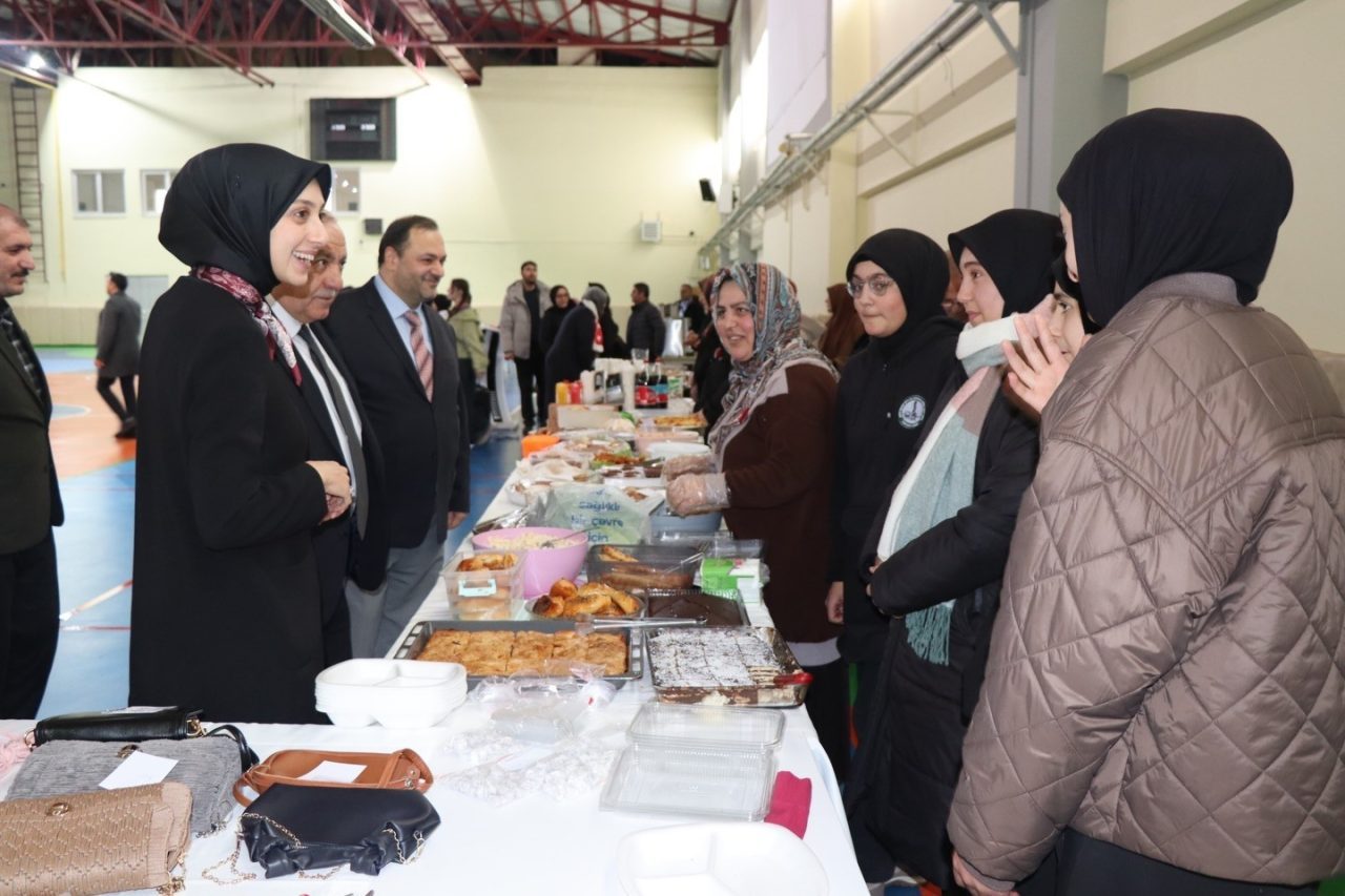 Erzincan’ın Tercan ilçesinde, Gazze’ye destek amacıyla hayır çarşısı düzenlendi. Tercan