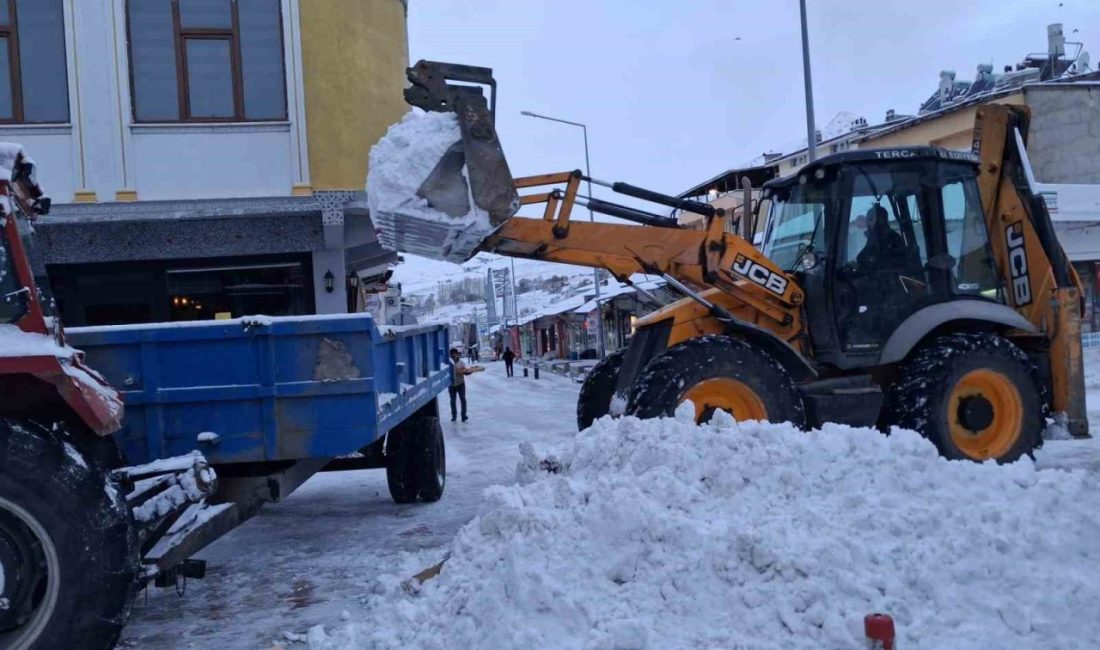 Erzincan’ın Tercan ilçesinde etkili olan kar yağışının ardından belediye ekipleri,