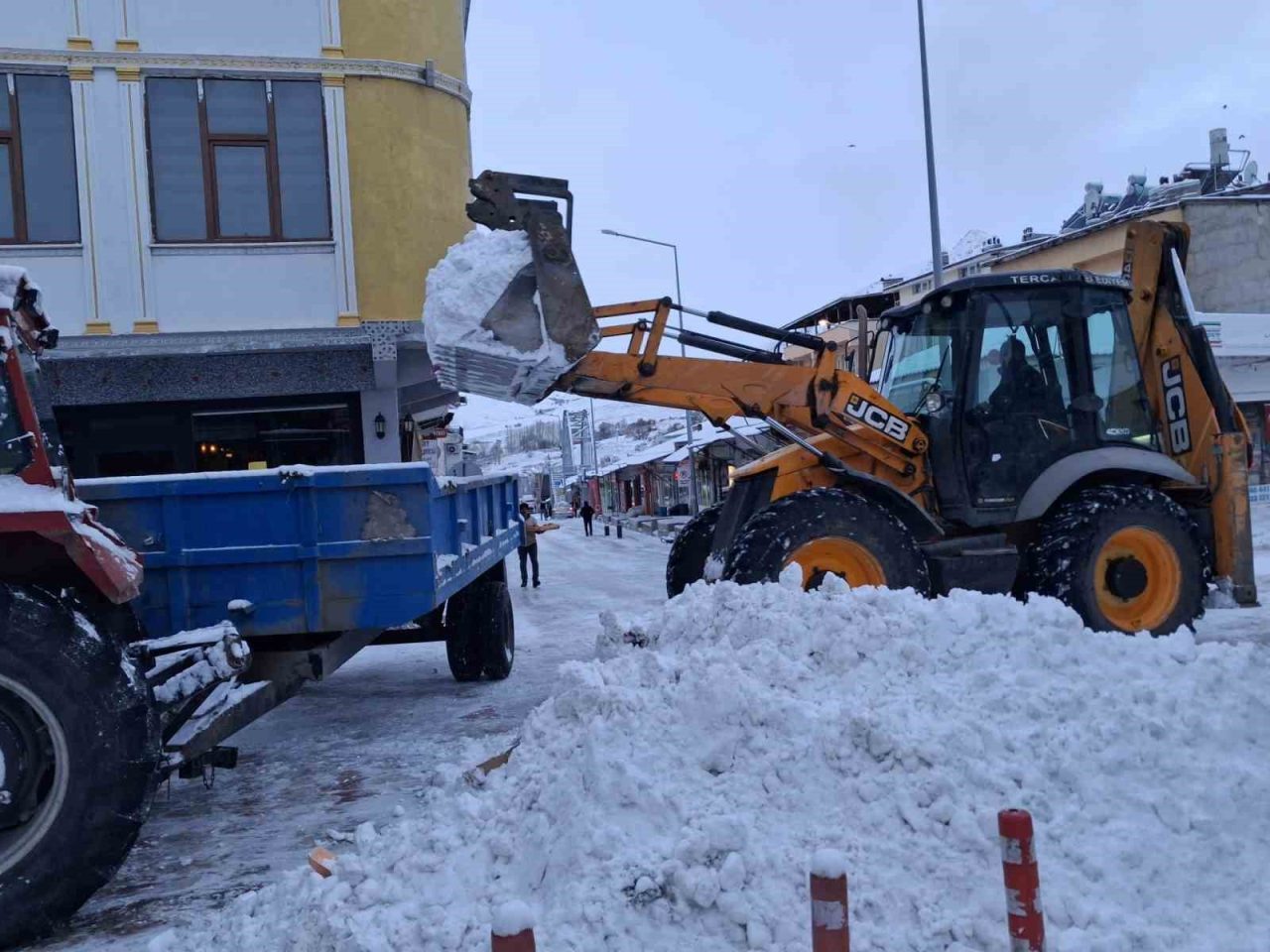 Erzincan’ın Tercan ilçesinde etkili olan kar yağışının ardından belediye ekipleri,