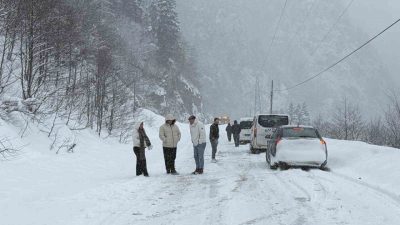 Trabzon-Bayburt karayolu Tilkibeli mevkiinde meydana gelen çığ nedeniyle karayolu ulaşıma