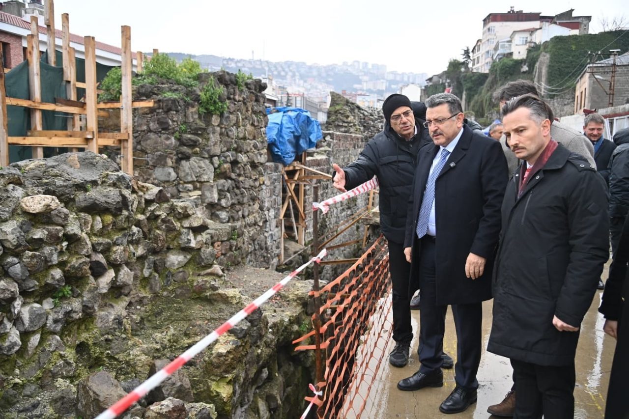 Trabzon Ortahisar ilçesi Pazarkapı Mahallesi’nde yürütülen tarihi sur duvarı restorasyon