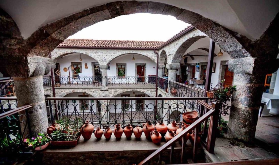 Trabzon’da 1873 tarihli Vilayet Salnamesi’nde, kent merkezinde 33 han bulunurken