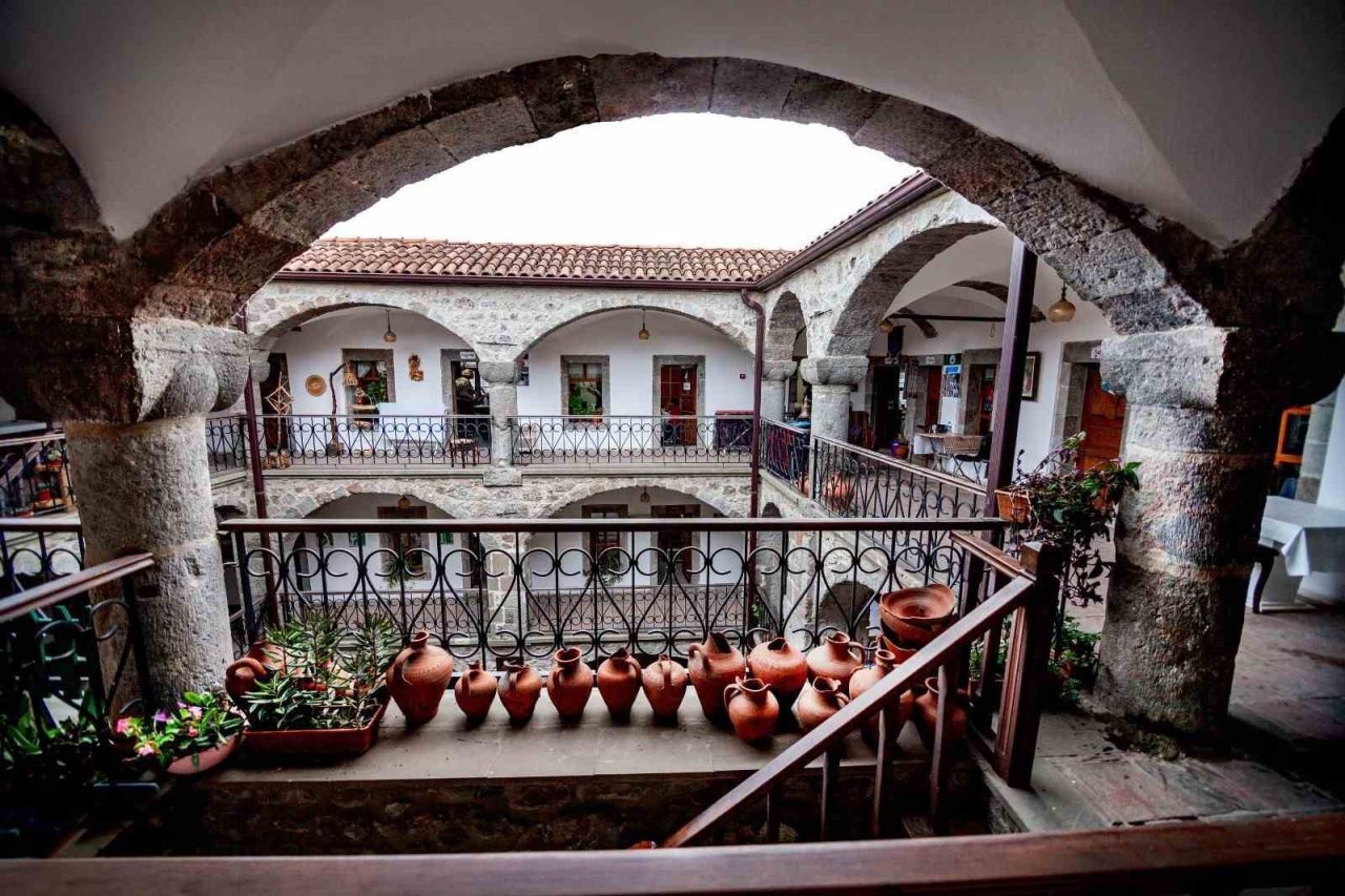 Trabzon’da 1873 tarihli Vilayet Salnamesi’nde, kent merkezinde 33 han bulunurken