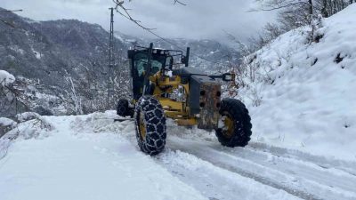 Trabzon’un yüksek kesimlerinde etkili olan kar yağışı nedeniyle 34 mahalle