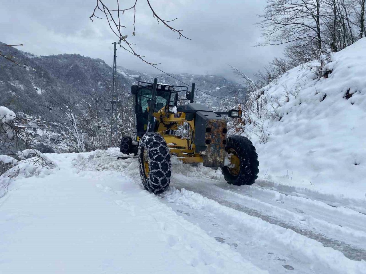 Trabzon’un yüksek kesimlerinde etkili olan kar yağışı nedeniyle 34 mahalle