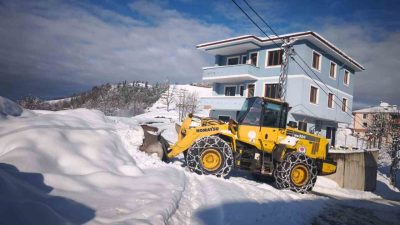 Trabzon Büyükşehir Belediyesi ekipleri, kırsalda etkili olan kar yağışının ardından