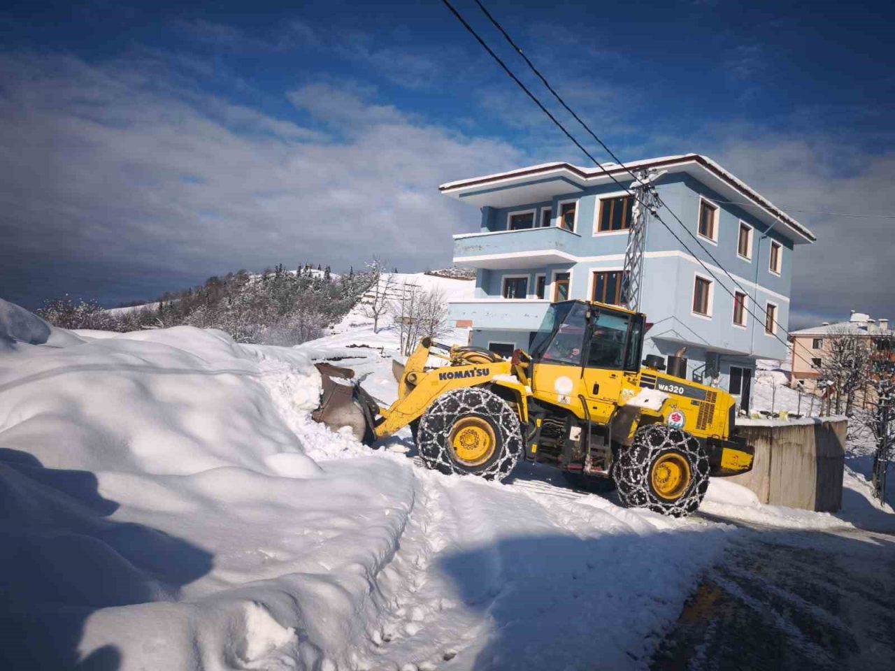 Trabzon Büyükşehir Belediyesi ekipleri, kırsalda etkili olan kar yağışının ardından