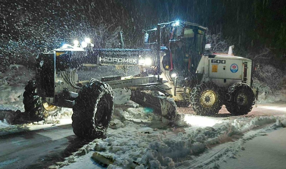Trabzon’da etkisini artıran kar yağışı sonrası karla mücadele ekipleri, kapanan