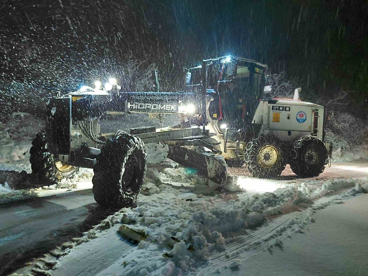 Trabzon’da etkisini artıran kar yağışı sonrası karla mücadele ekipleri, kapanan