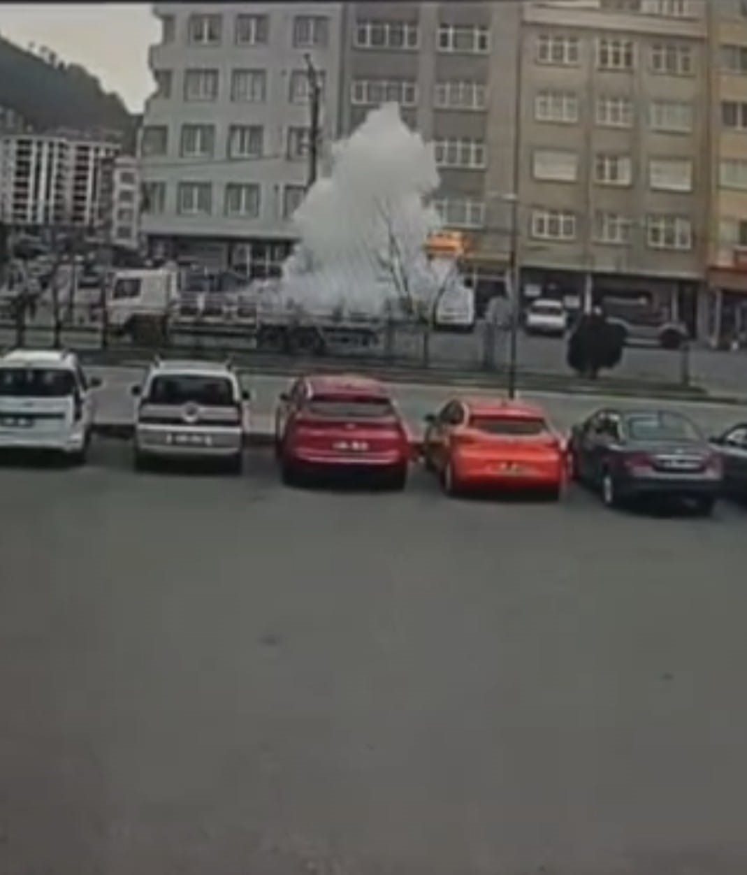 Trabzon’un Sürmene ilçe merkezinde bugün seyir halindeki bir tüp kamyonunun