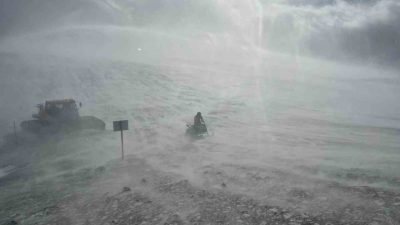 Trabzon’un Çaykara ilçesinin yüksek rakımlı yaylalarında etkili olan kar fırtınası,