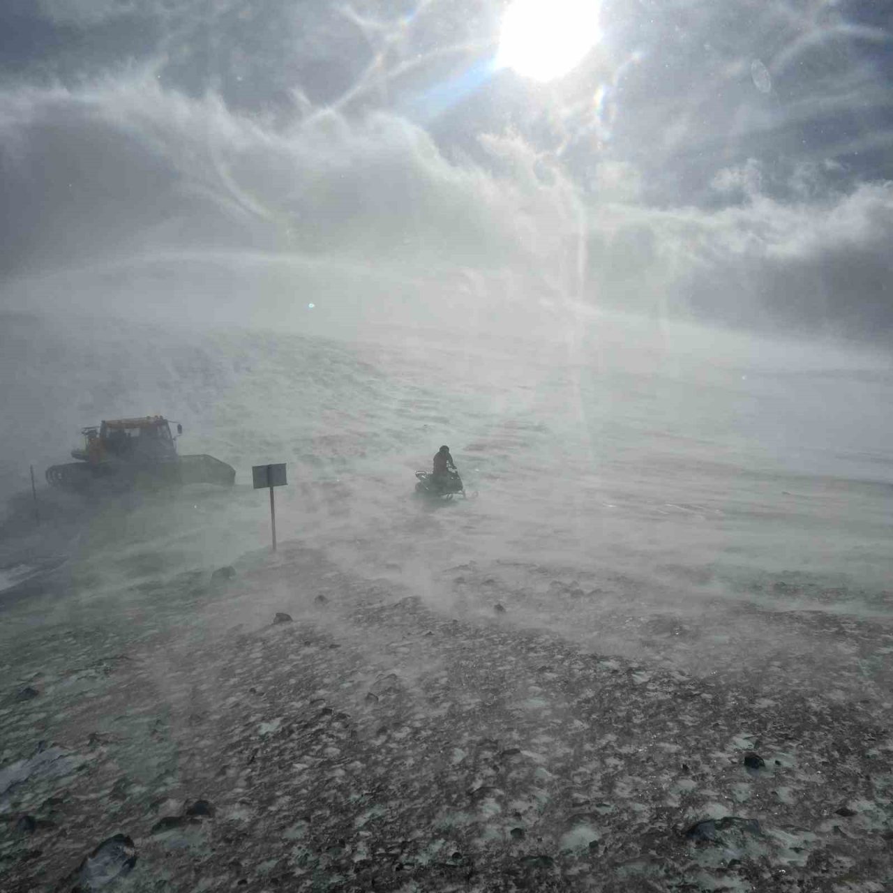 Trabzon’un Çaykara ilçesinin yüksek rakımlı yaylalarında etkili olan kar fırtınası,