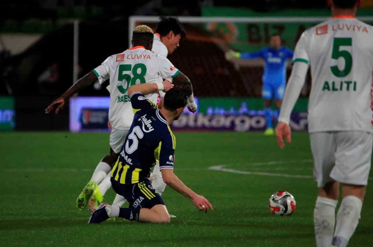 Trendyol Süper Lig’in 18. haftasında Corendon Alanyaspor evinde Fenerbahçe ile