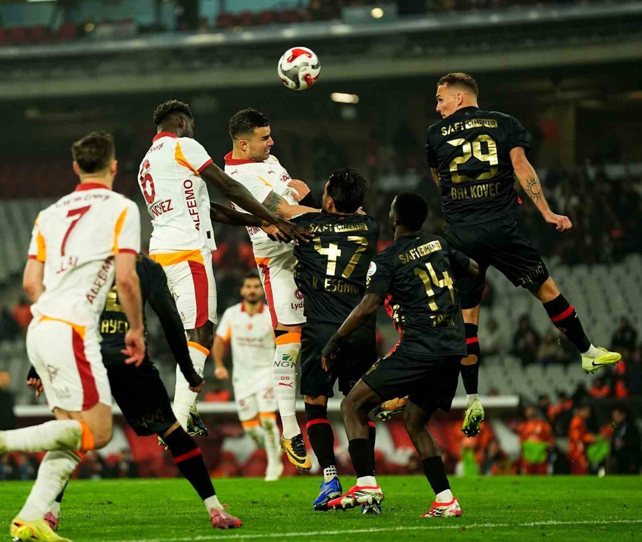 Trendyol Süper Lig’in 19. haftasında Fatih Karagümrük, konuk ettiği Galatasaray’a