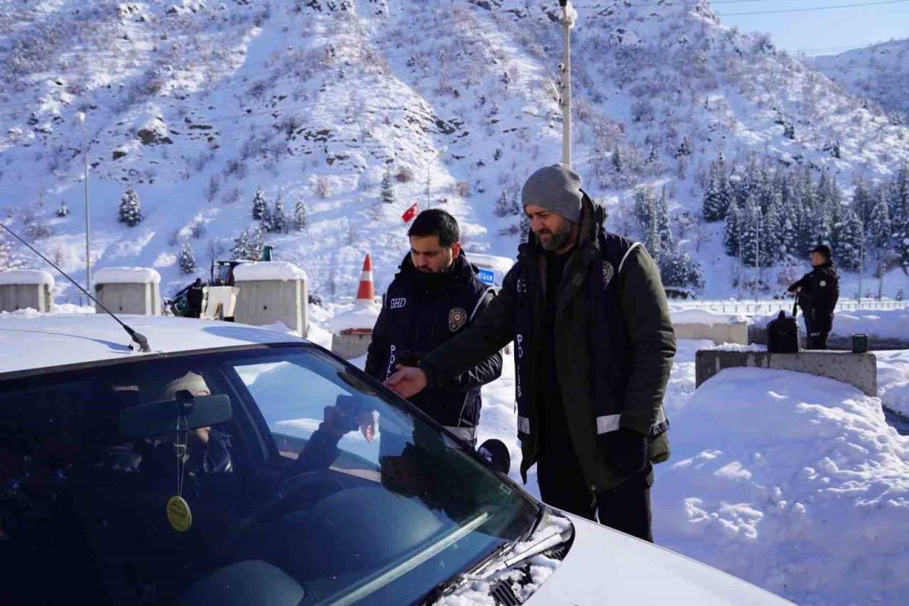Tunceli genelinde gerçekleştirilen “Düzensiz Göç ile Mücadeleye Yönelik Huzur Uygulaması”