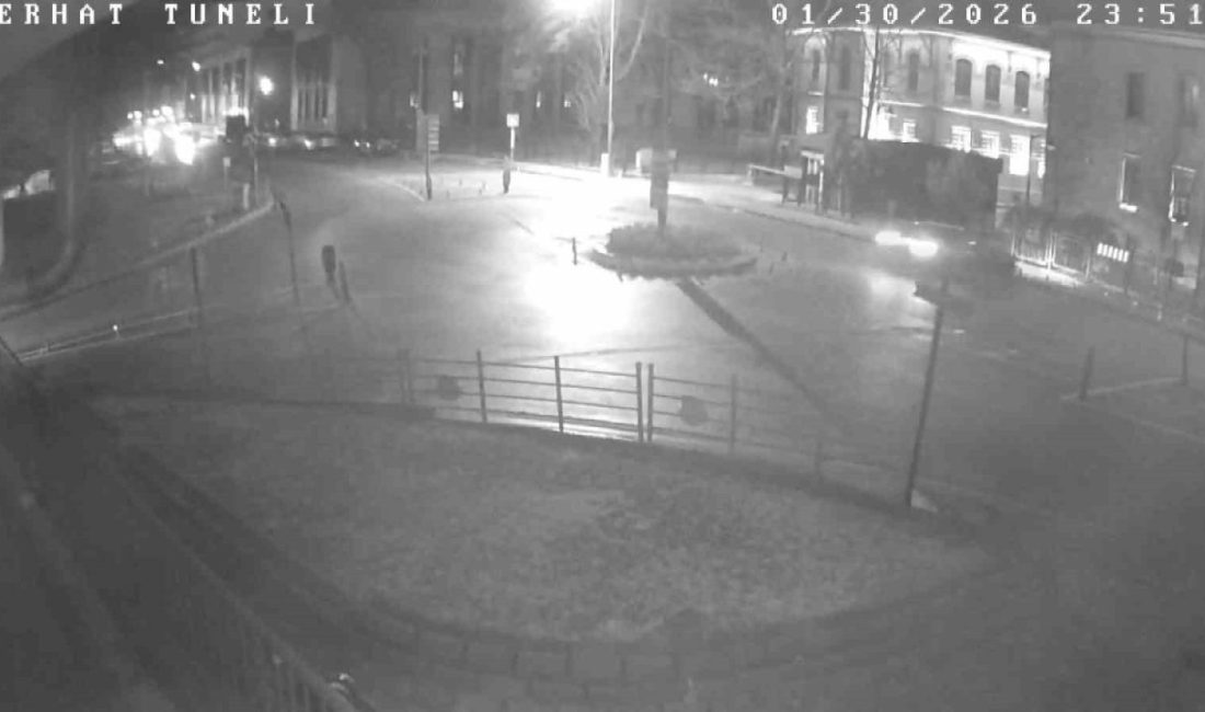 Amasya’da hızla ilerlediği tünelden çıkan otomobil kavşağı geçip karşı binanın