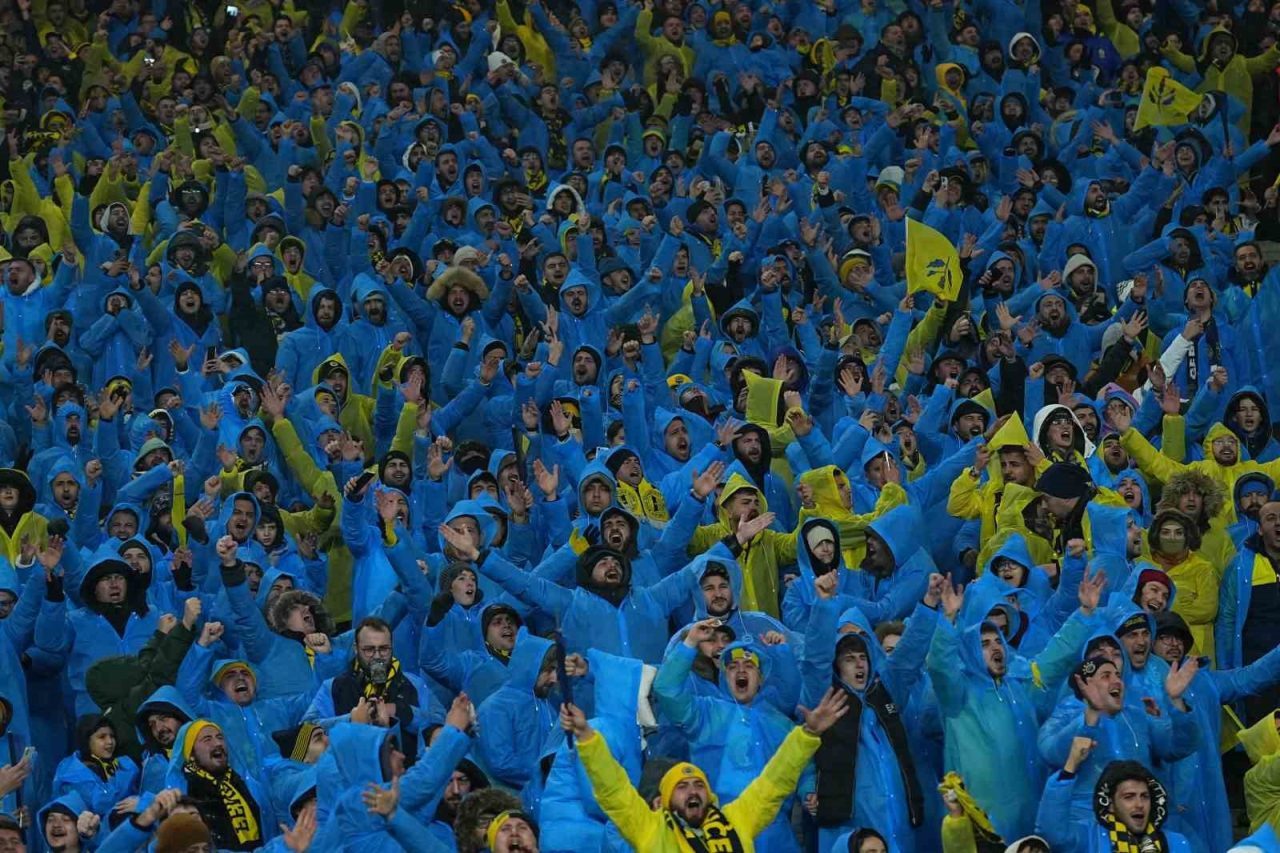 Galatasaray ile Fenerbahçe arasında Atatürk Olimpiyat Stadyumu’nda oynanan Turkcell Süper