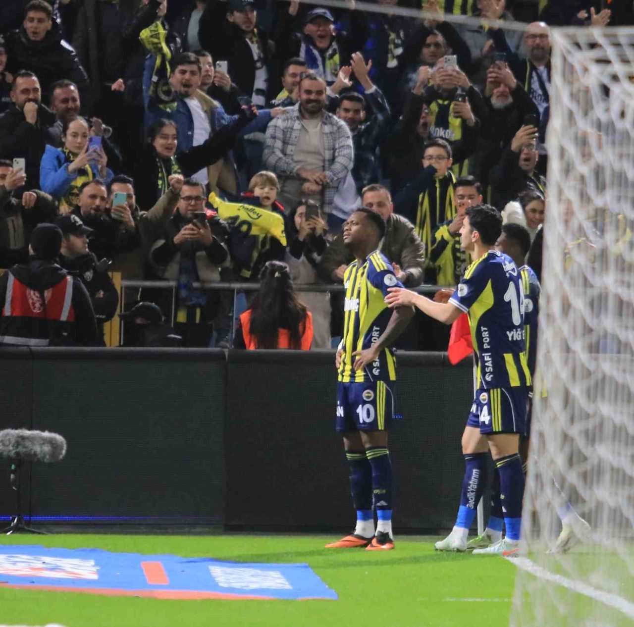 Turkcell Süper Kupa yarı finalinde Fenerbahçe, Samsunspor’u 2-0 mağlup ederek