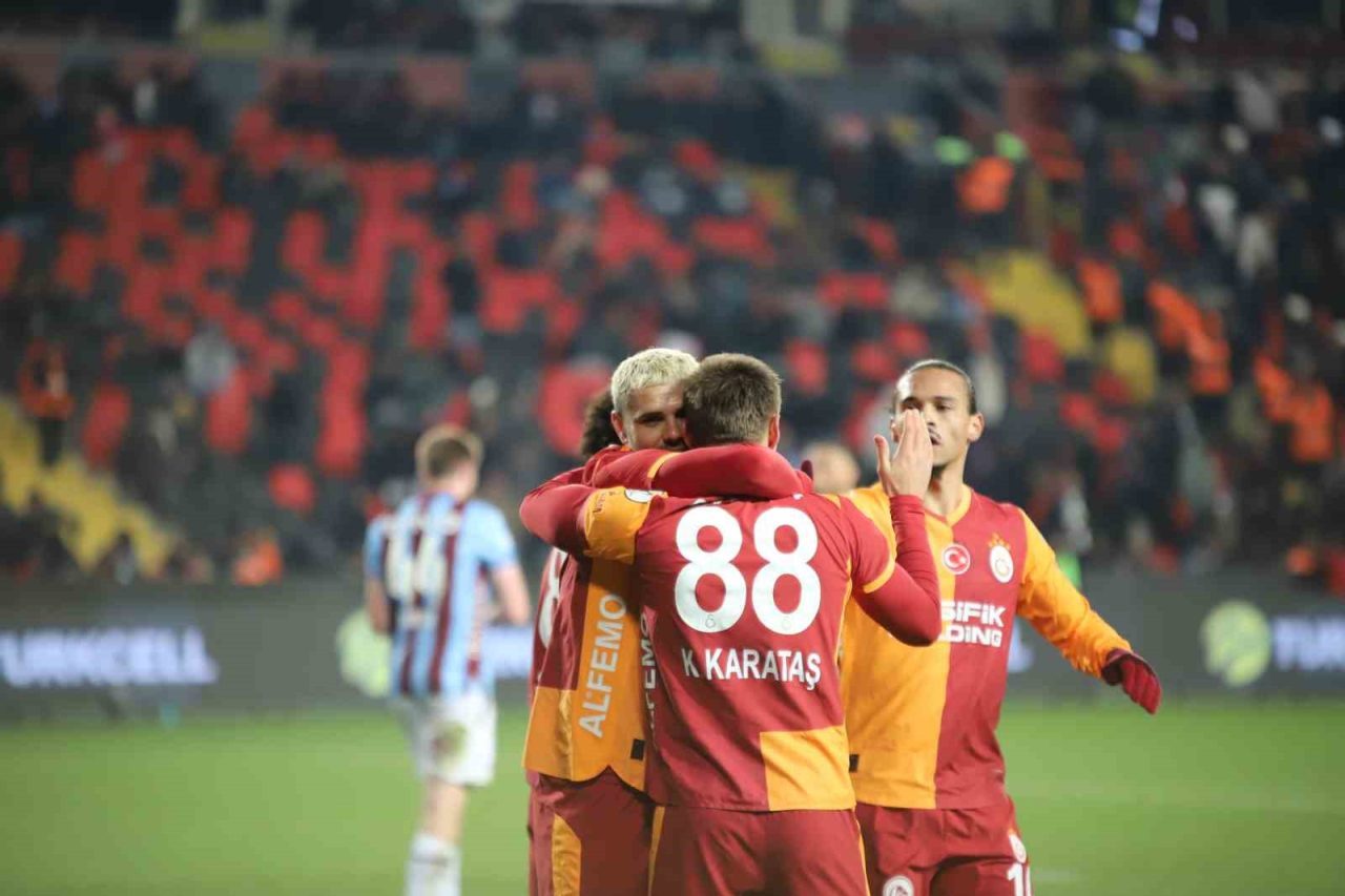 Galatasaray, Turkcell Süper Kupa yarı finalinde Trabzonspor’u 4-1 mağlup ederek