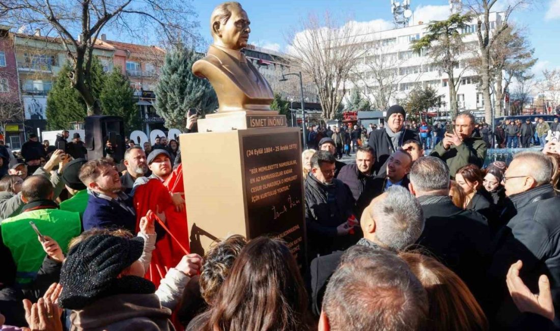 Uşak’ta İsmet Paşa Caddesi’nde belediye tarafından yaptırılan İsmet İnönü büstünün