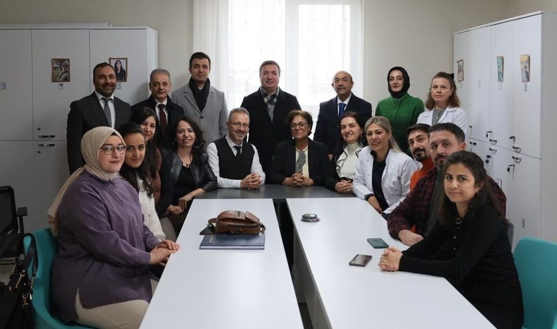 Erzincan Valisi Hamza Aydoğdu, Hayrettin Paşa İlkokulu’nu ziyaret ederek öğretmenlerle