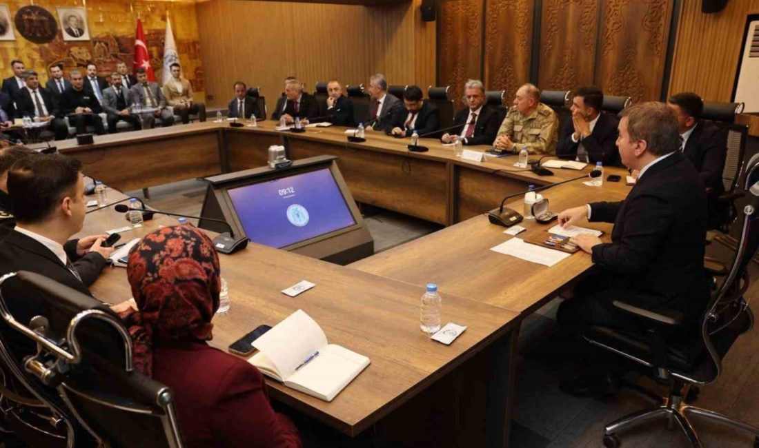 Erzincan Valisi Hamza Aydoğdu başkanlığında, vali yardımcıları ve birim amirlerinin