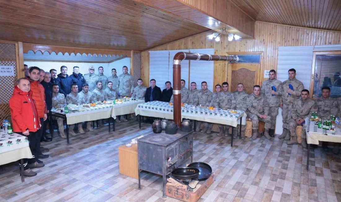 Erzincan Valisi Hamza Aydoğdu, Jandarma Komando Asayiş Bölüğü’nü ziyaret ederek