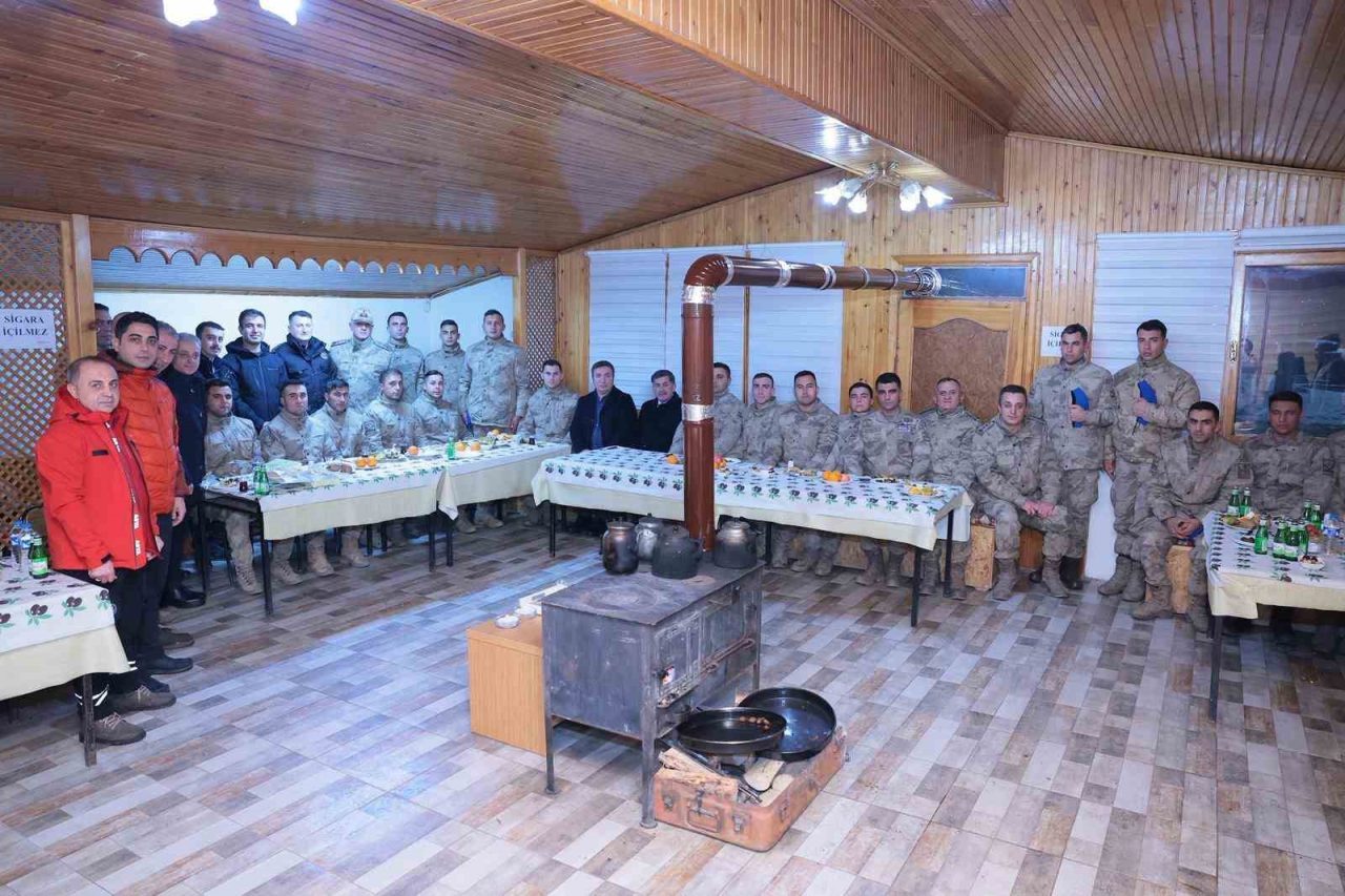 Erzincan Valisi Hamza Aydoğdu, Jandarma Komando Asayiş Bölüğü’nü ziyaret ederek