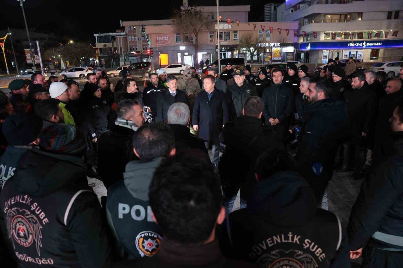 Erzincan Valisi Hamza Aydoğdu, Dörtyol Meydanı’nda görev yapan emniyet personelini