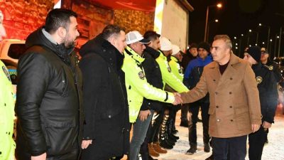 Ardahan Valisi Hayrettin Çiçek yılbaşında görevli sağlık ve emniyet personelini
