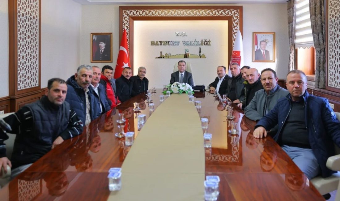 Bayburt Muhtarlar Derneği Başkanı Huzeyfe Budak ve beraberindeki muhtarlar, köylerin