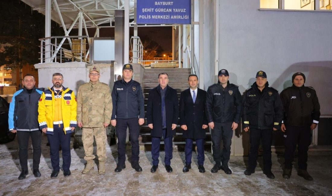 Bayburt Valisi Mustafa Eldivan, yeni yıla İl Emniyet Müdürlüğünde ve