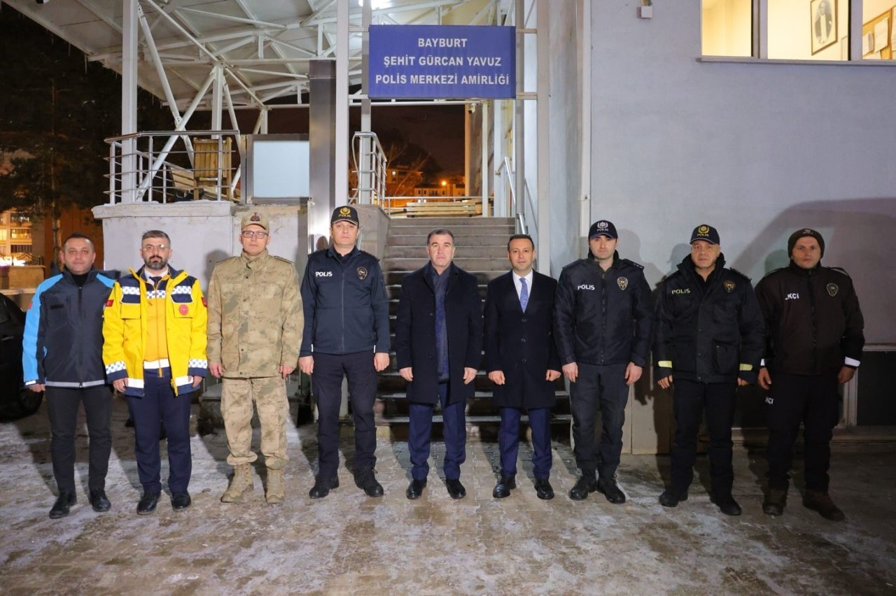 Bayburt Valisi Mustafa Eldivan, yeni yıla İl Emniyet Müdürlüğünde ve