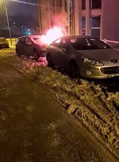 Erzurum’un Yakutiye ilçesinde park halindeki otomobil alev alev yandı. Ednilen