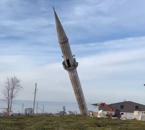 Rize’nin Pazar ilçesinde yeni caminin yapımı tamamlanınca eski caminin minaresi