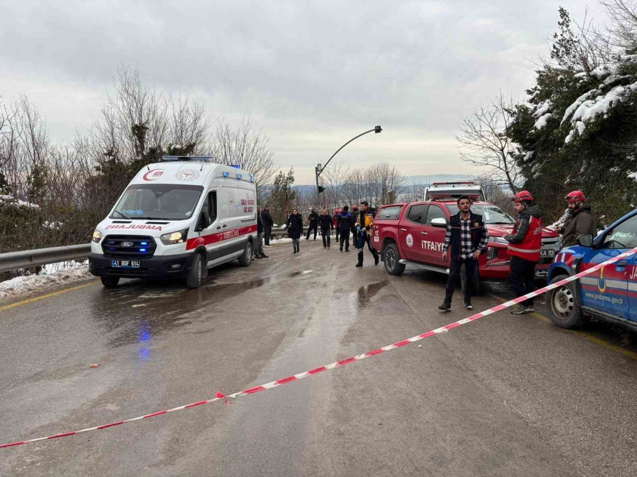 Kocaeli’nin Kartepe ilçesinde, içinde yolcuların bulunduğu otobüs şarampole yuvarlandı. Çok