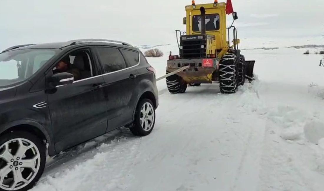 Sivas’ta yoğun kar yağışı nedeniyle yolda kalan araçlar, karla mücadele