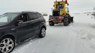 Sivas’ta yoğun kar yağışı nedeniyle yolda kalan araçlar, karla mücadele