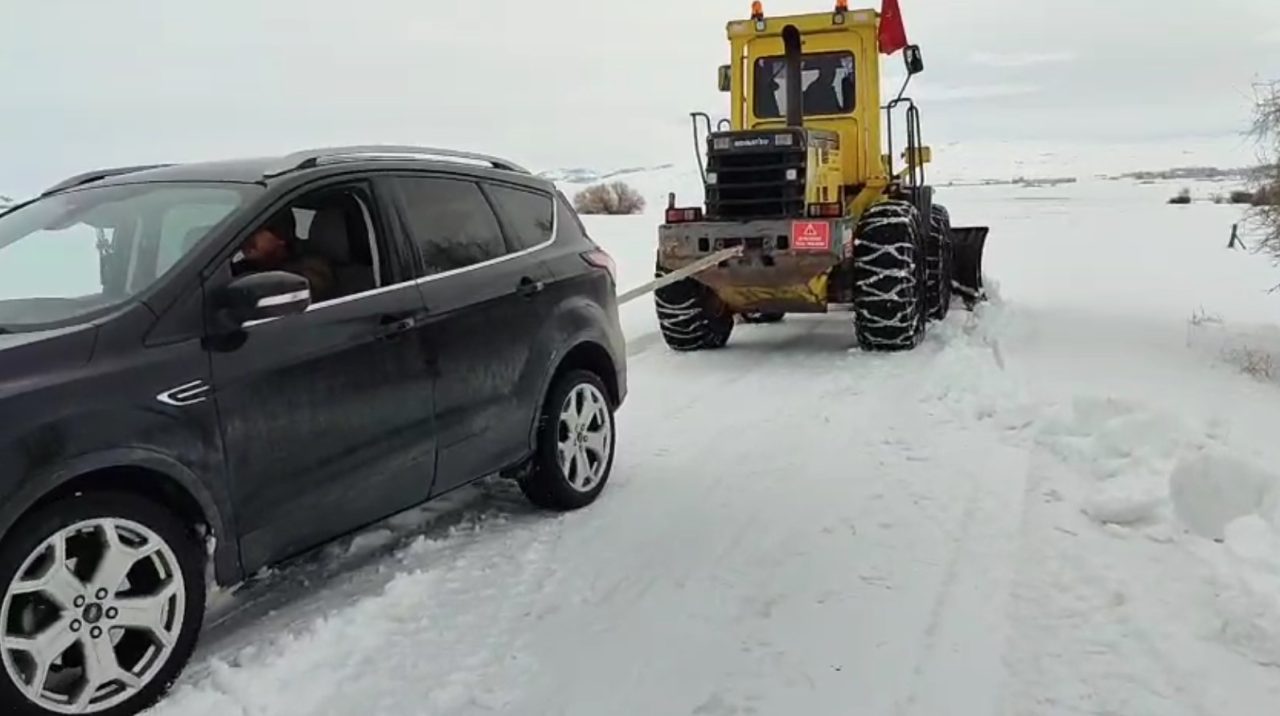 Sivas’ta yoğun kar yağışı nedeniyle yolda kalan araçlar, karla mücadele