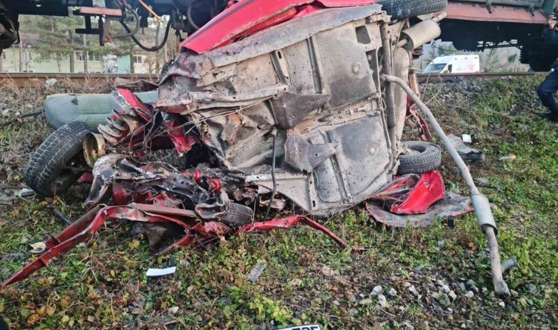 Zonguldak’ın Çaycuma ilçesinde yük treninin hemzemin geçitten geçmeye çalışan otomobile