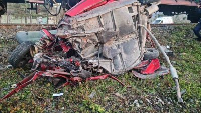 Zonguldak’ın Çaycuma ilçesinde yük treninin hemzemin geçitten geçmeye çalışan otomobile