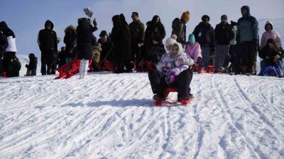 Sömestr tatilinin başlamasıyla birlikte Zigana Dağı’ndaki kayak merkezi yoğun ilgi