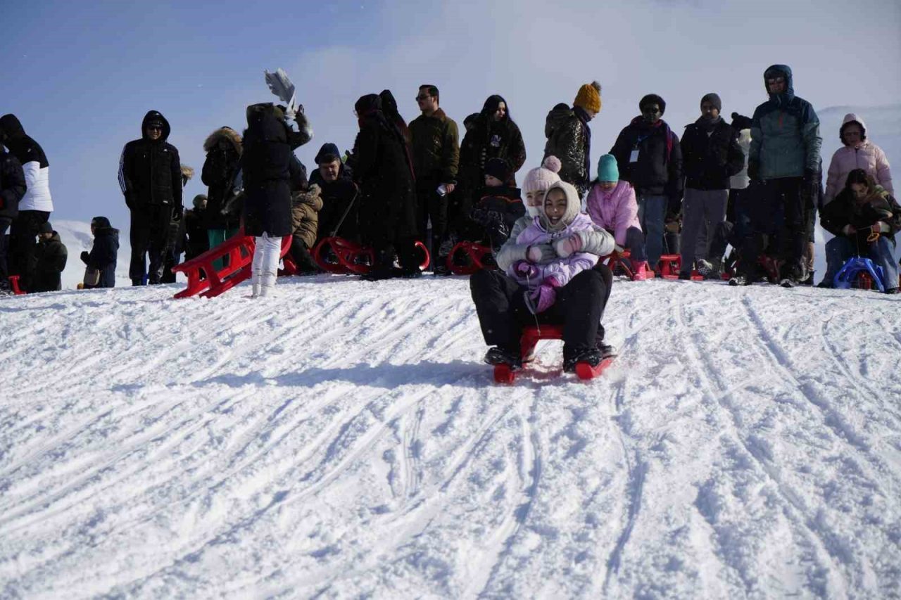 Sömestr tatilinin başlamasıyla birlikte Zigana Dağı’ndaki kayak merkezi yoğun ilgi