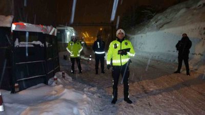 Kar yağışı, buzlanma ve dondurucu soğuğa rağmen Tunceli Emniyet Müdürlüğü’ne